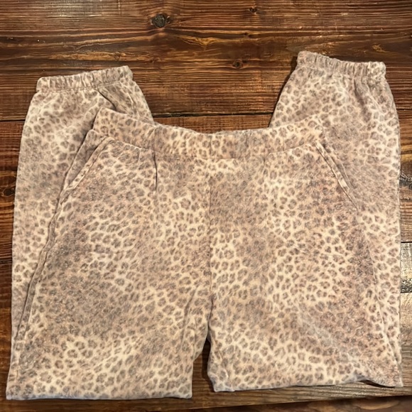 NWT matching lounge blush leopard sweater and pant - Picture 6 of 11